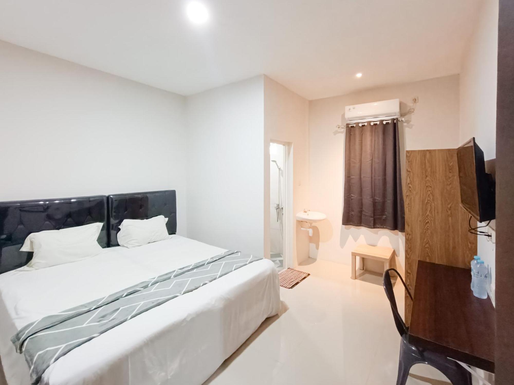 Happy Family Homestay Jember Mitra Reddoorz Exterior photo